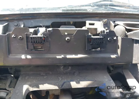 2001 Jeep Cherokee Sport z USA, uszkodzony, nr VIN 1J4FF48SX1L587517